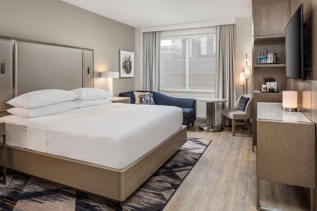 Guest Room, Deluxe, King Bed, City Side, Club Lounge Access