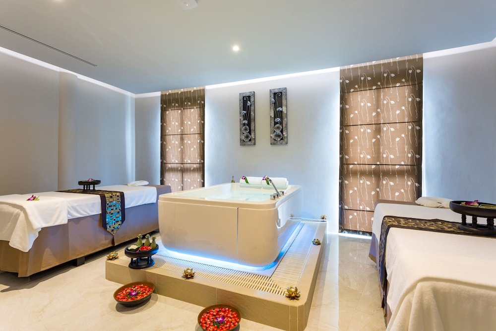 Crest Resort and Pool Villas 26/50