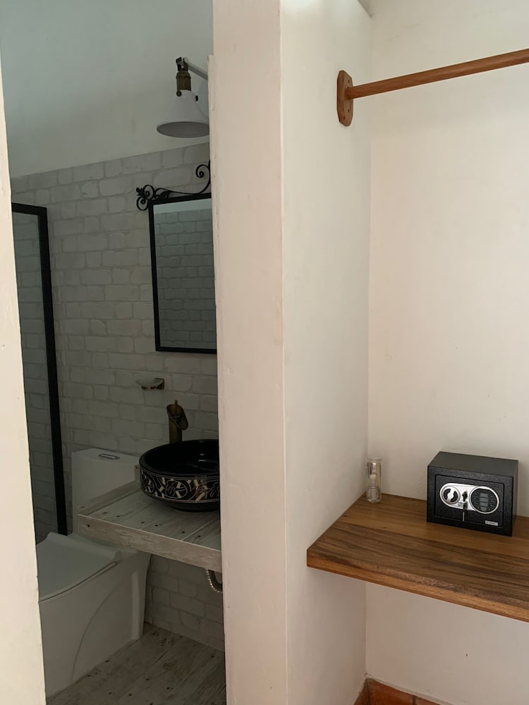BOHEMIA HOTEL BOUTIQUE 50/50