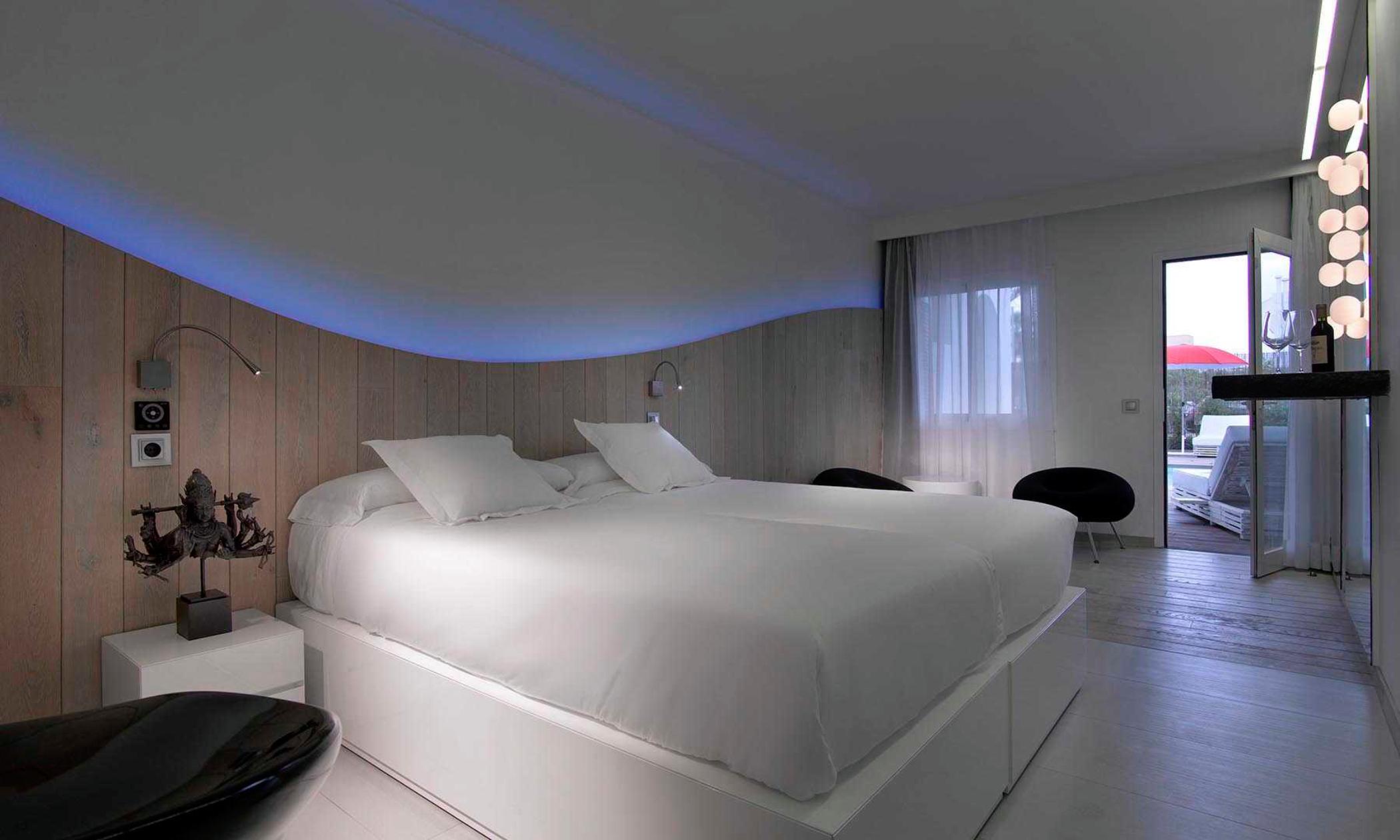 غرفة سوبيريور بإطلالة على المسبح مفردة بسرير مزدوج، Ushuaia Ibiza Beach Hotel - Adults Only 2/2