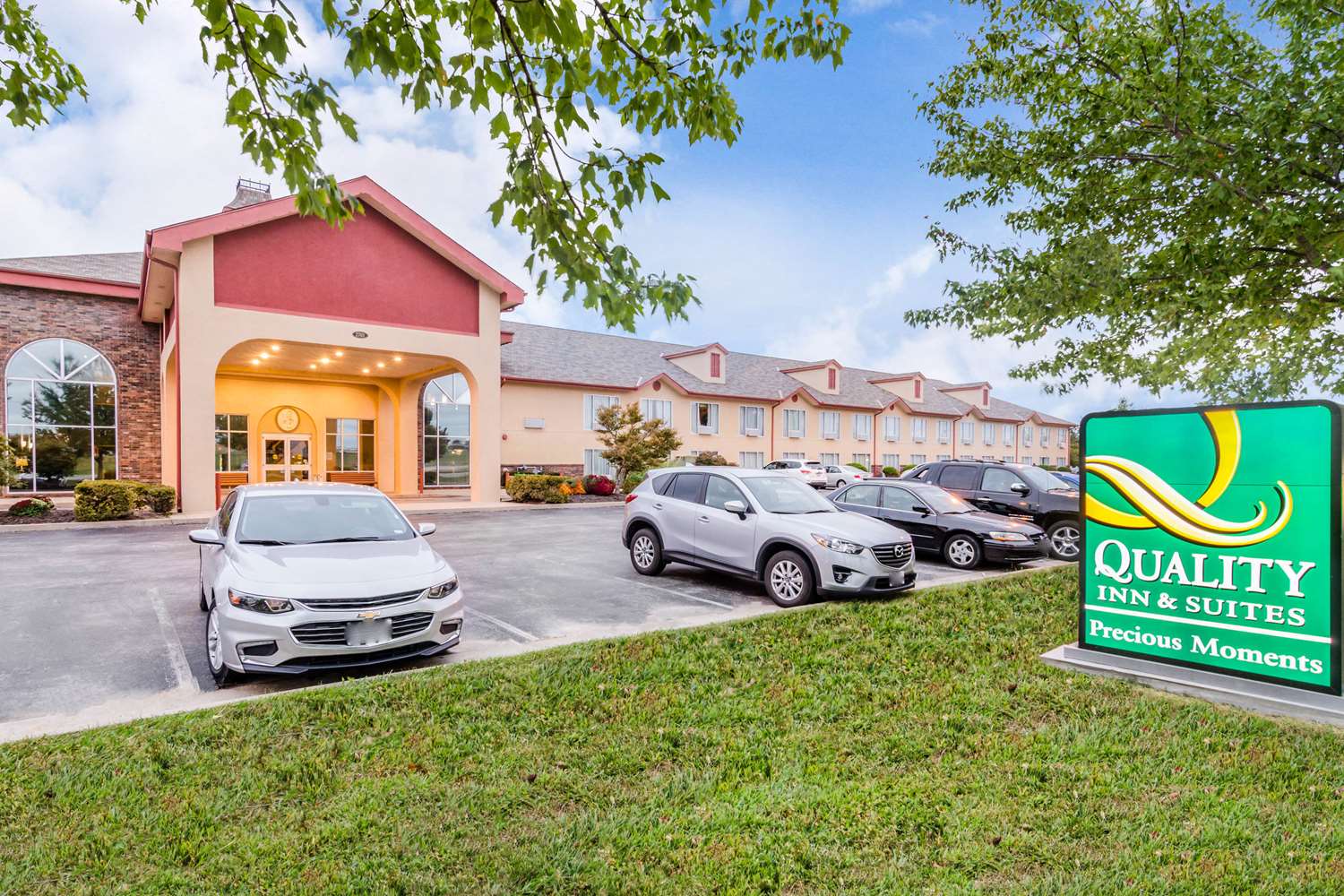 Quality Inn & Suites Carthage near Precious Moments Chapel 32/33