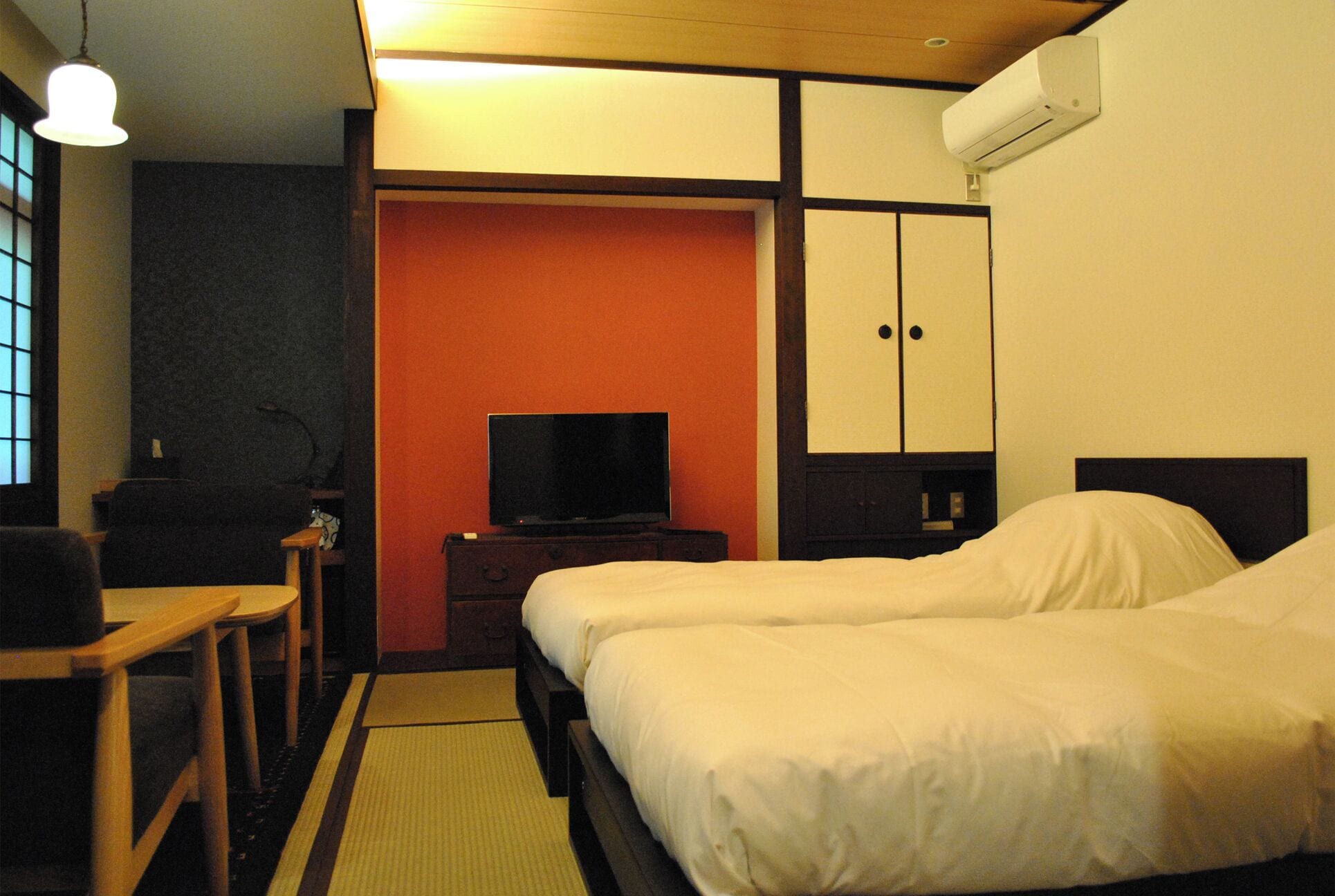 JAPANESE, COMPACT, TWIN BEDS