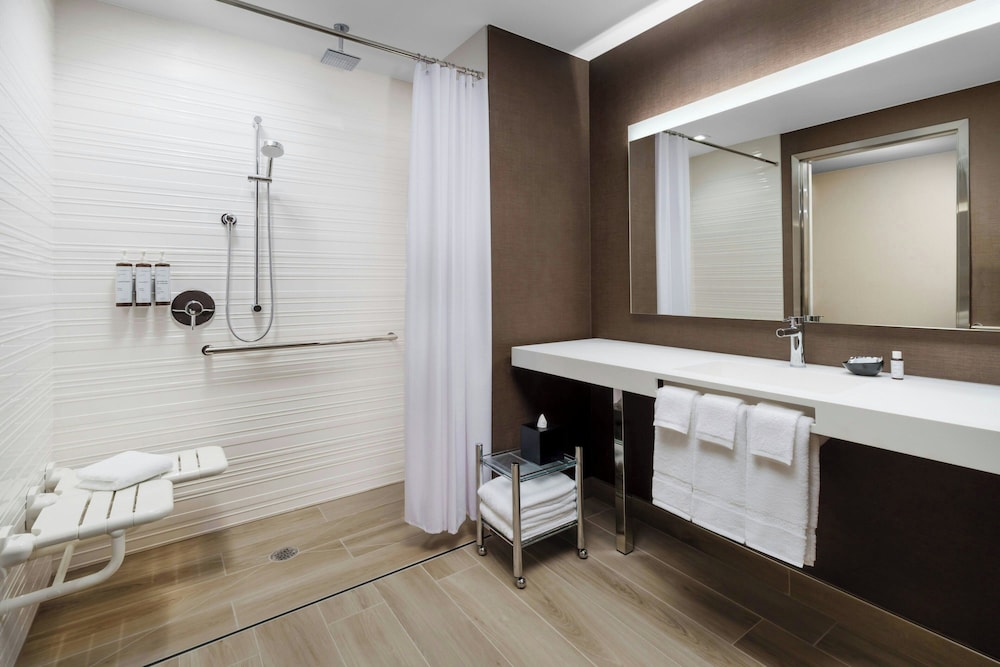 غرفة بسرير كينج مع أريكة لذوي الإعاقة، AC Hotel St. Petersburg 6/7