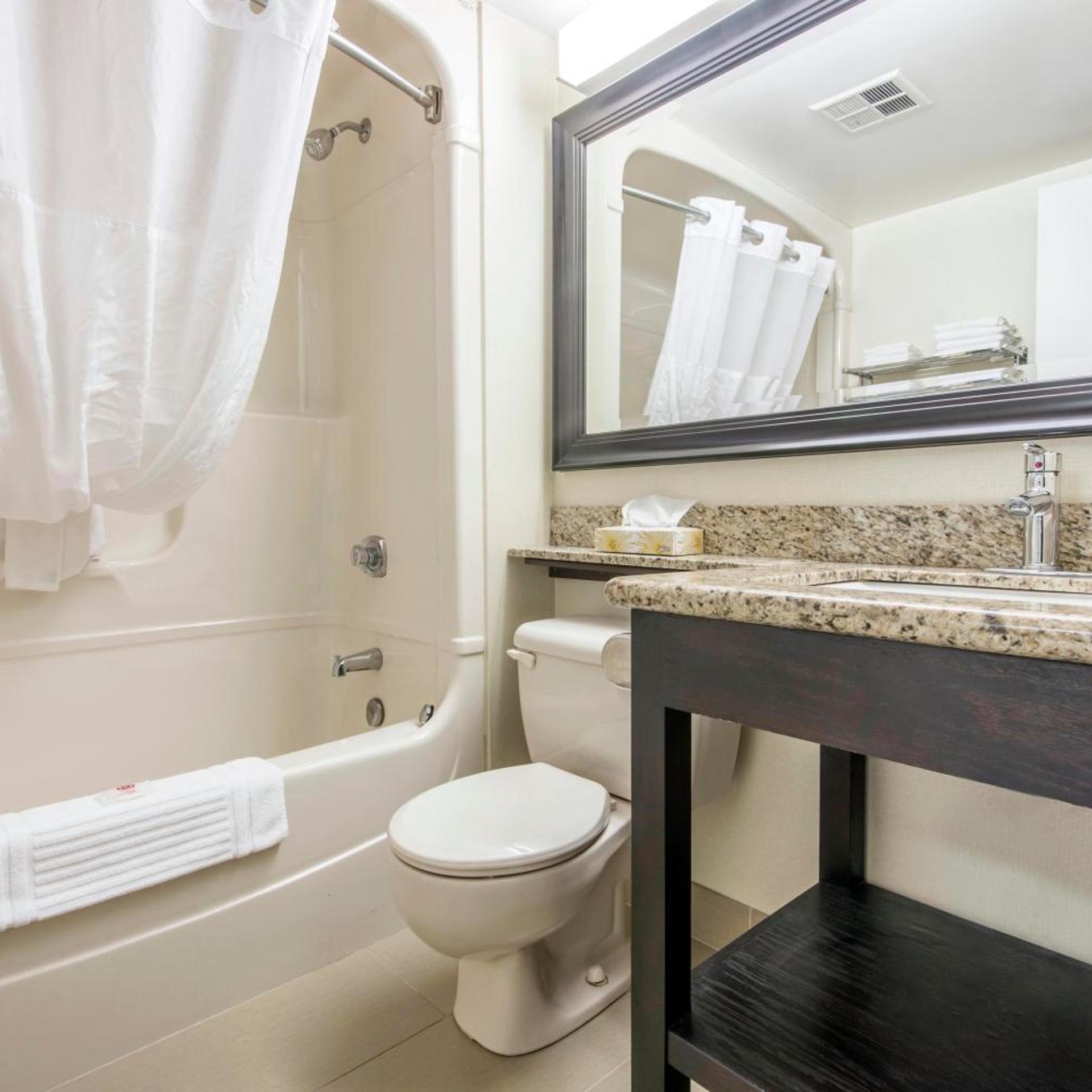 غرفة بسريرين مزدوجين في طابق مرتفع، Comfort Inn North Bay 7/7
