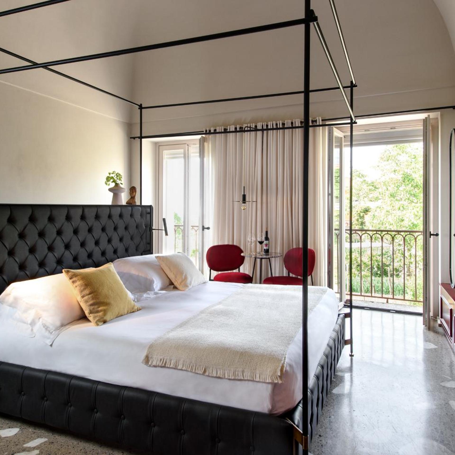 ROOM, DOUBLE BED