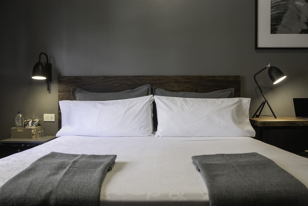 Carsson Hotel 8/67