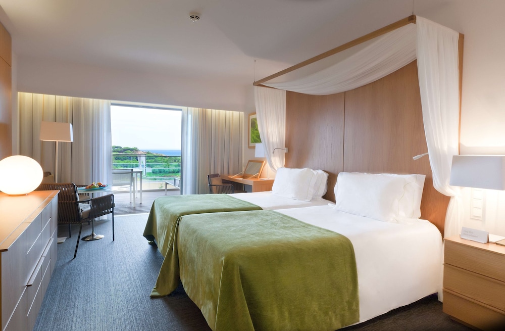 DELUXE, RESORT VIEW