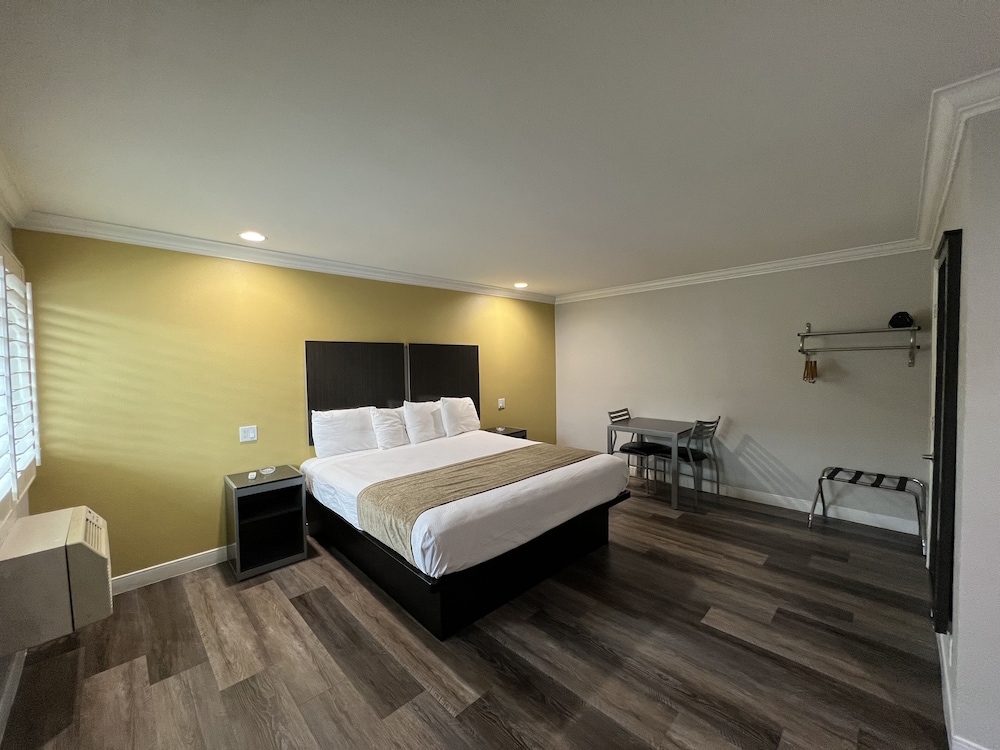 Deluxe Inn Hawthorne 14/45