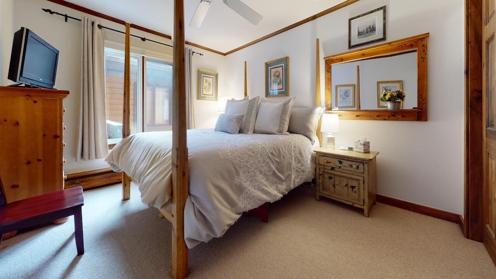 Condo, King Bed, Mountain Side, Mountain View
