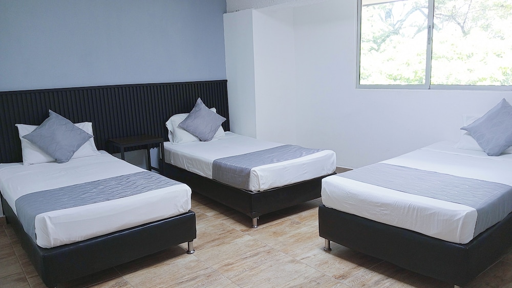 1 BEDROOM, QUADRUPLE