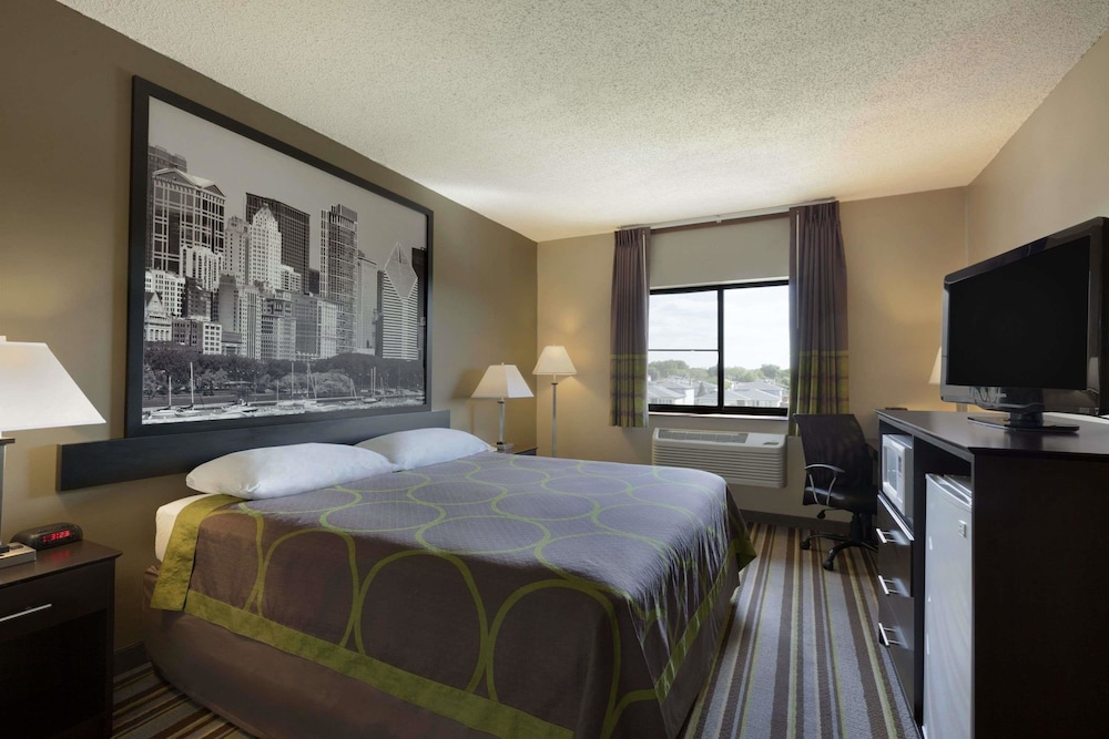 Super 8 by Wyndham Bridgeview/Chicago Area 7/14