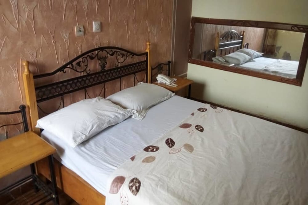 BUSINESS, SINGLE, QUEEN BED