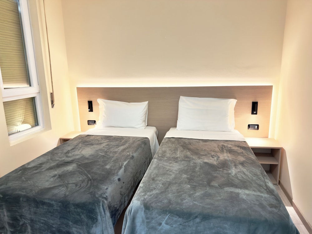 ROOM, TWIN BEDS
