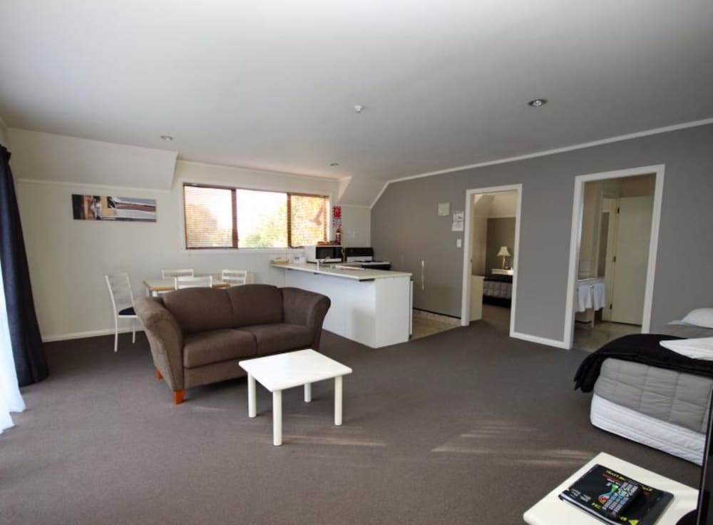 Champers Motor Inn 49/61