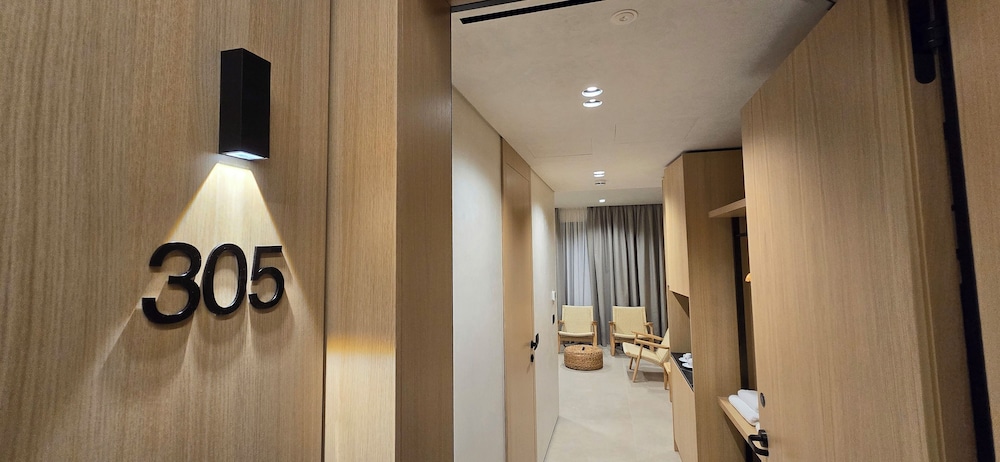 Lion Gate Hotel 19/50