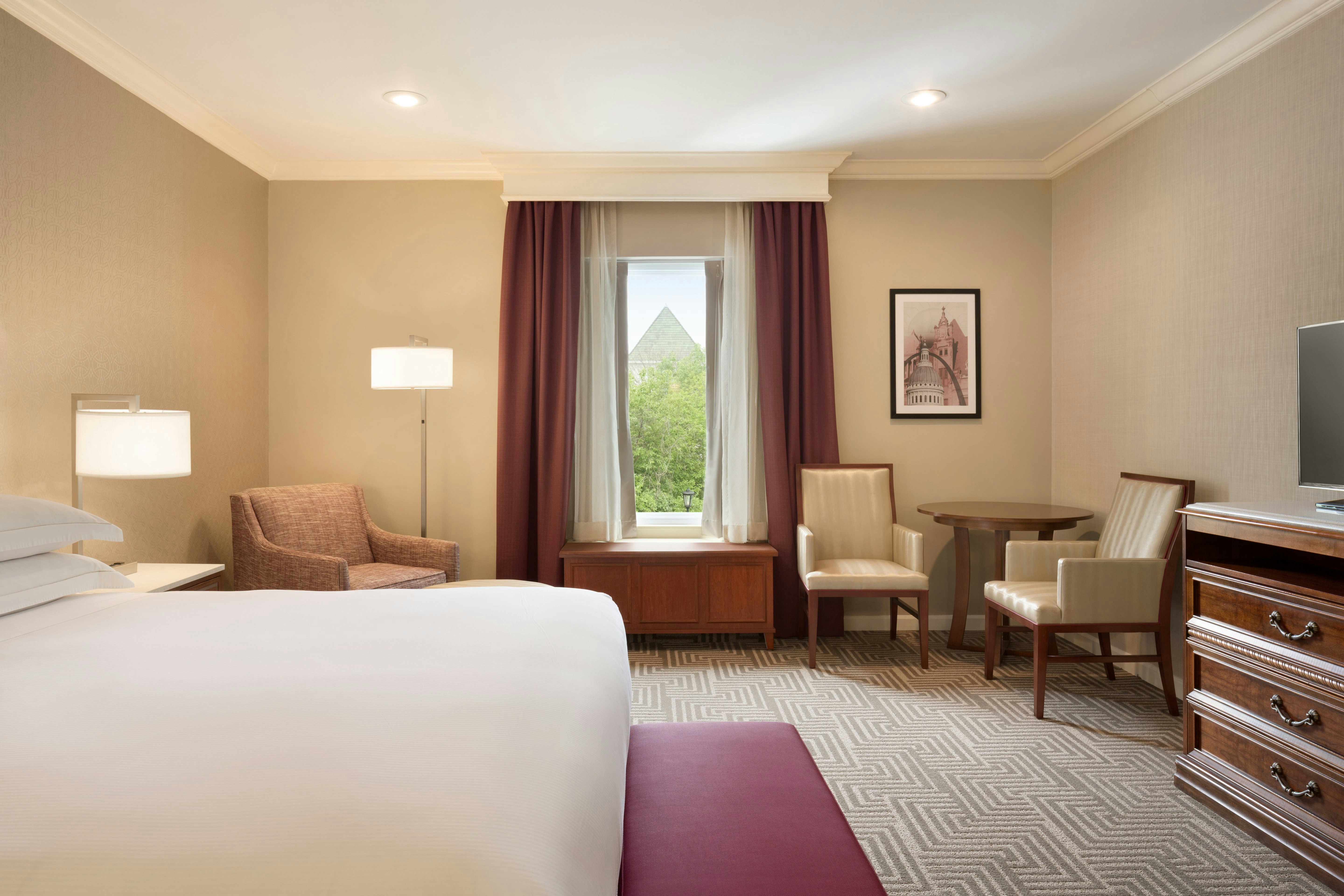 DELUXE, KING BED