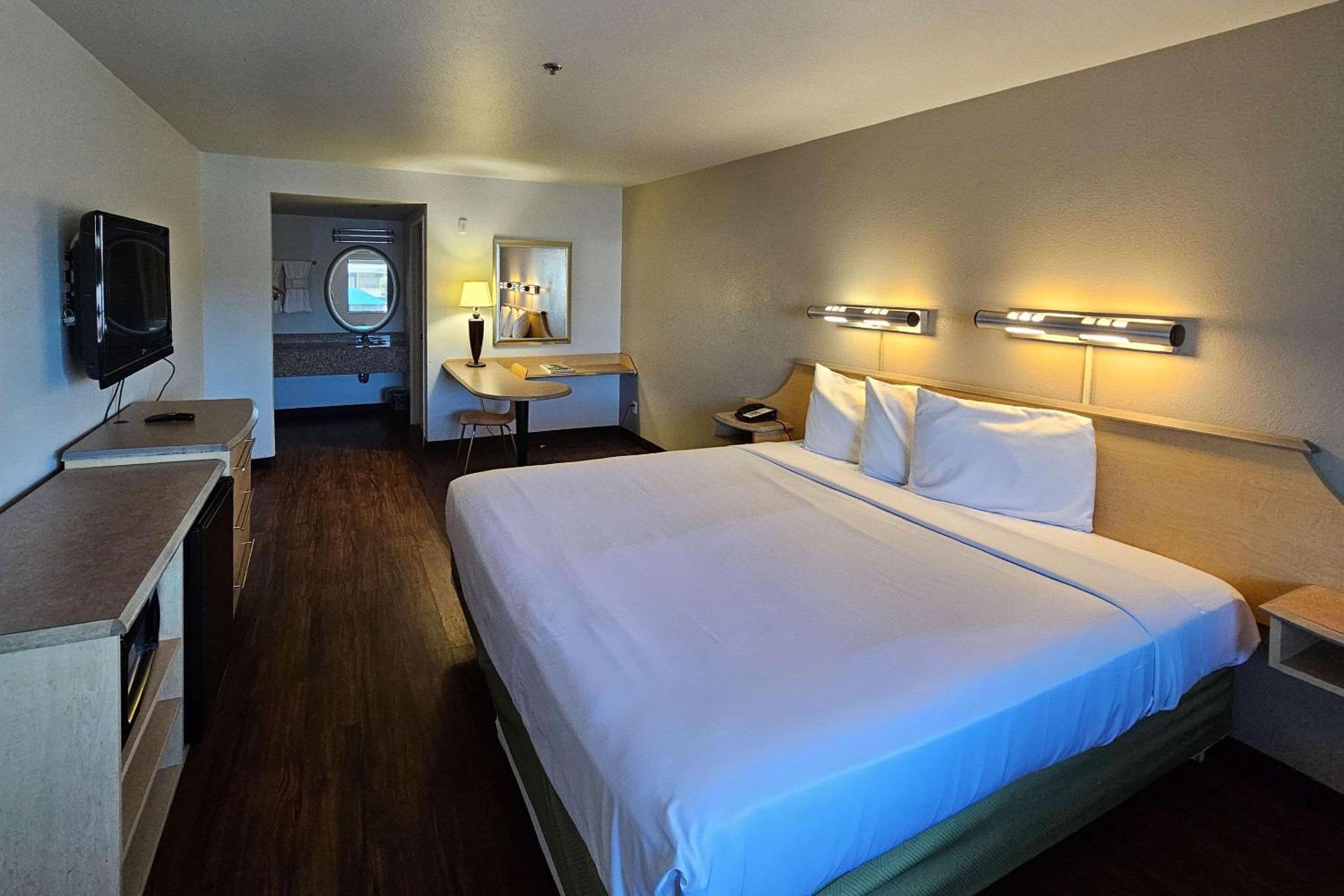 Room, King Bed, Bathtub, Accessible