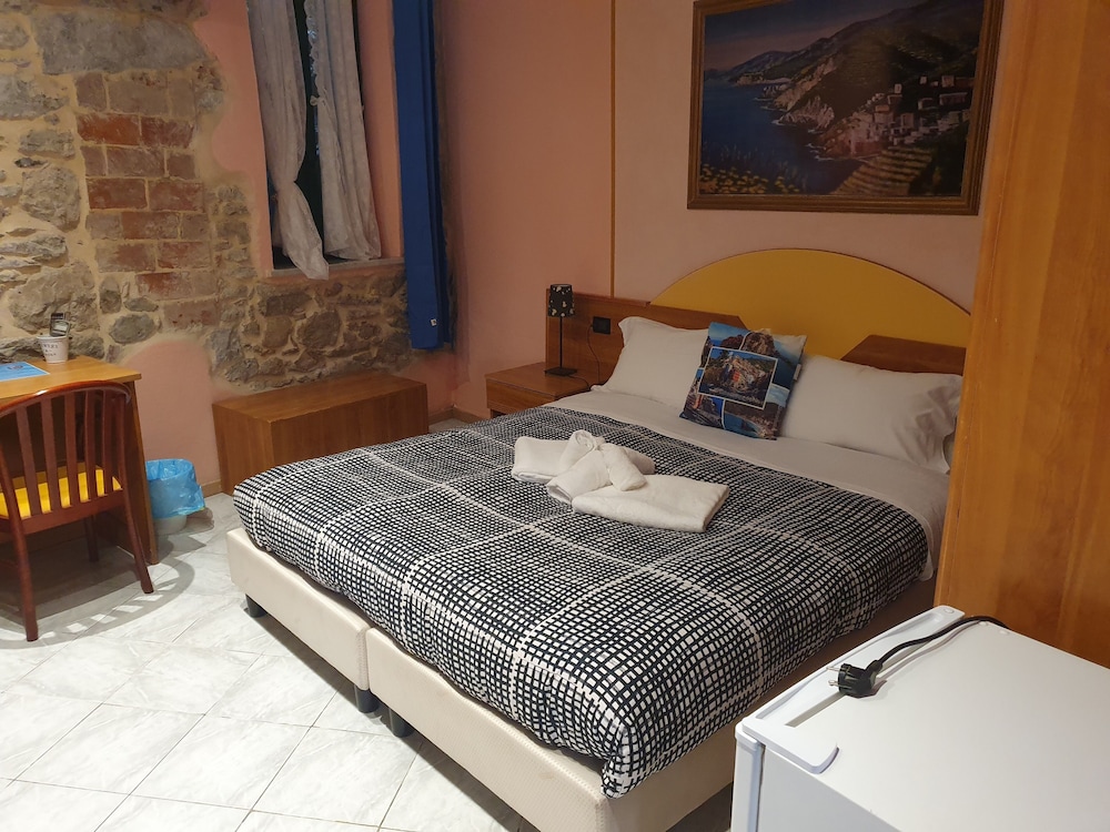 BUSINESS, DOUBLE OR TWIN BED