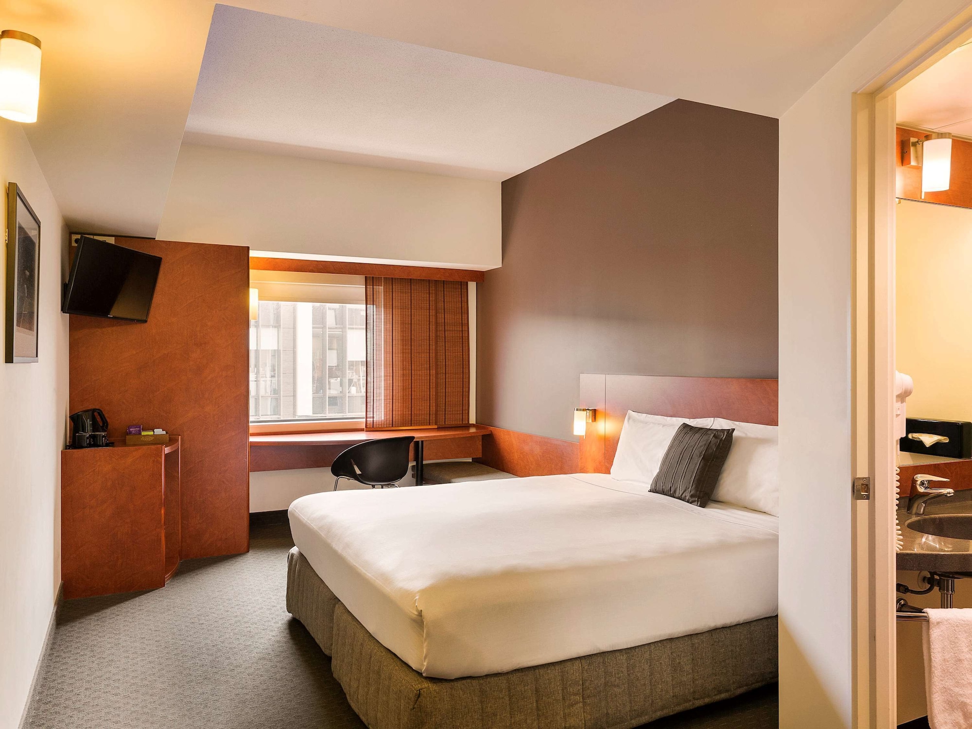 PLUS, KING BED