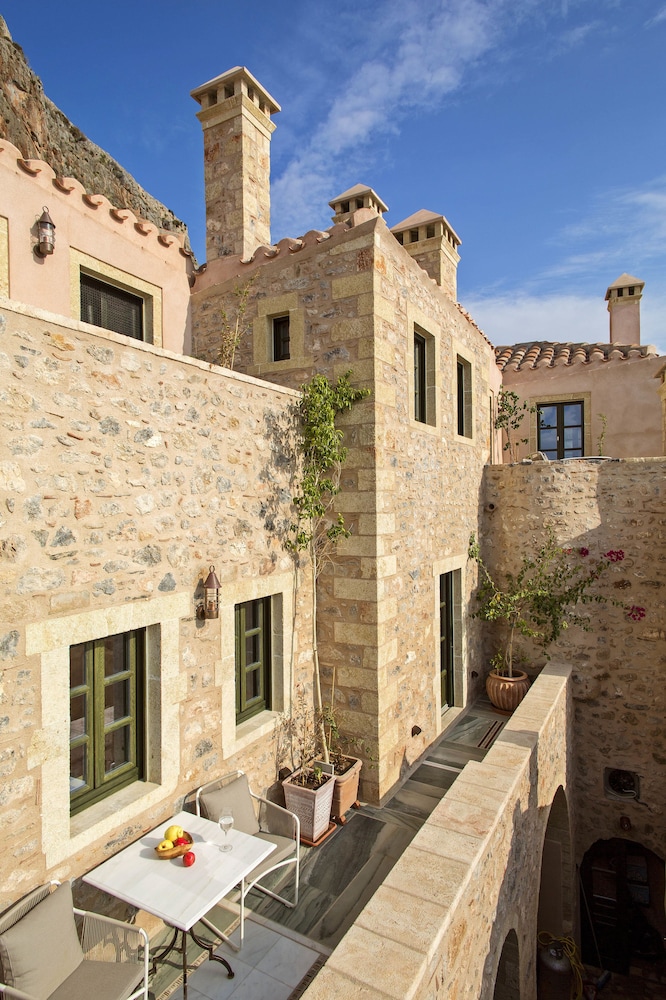 Moni Emvasis Luxury Suites 67/70
