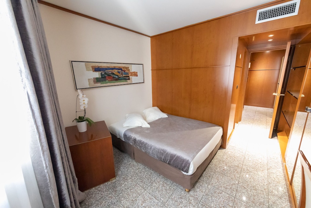 2 ROOMS, APARTMENT