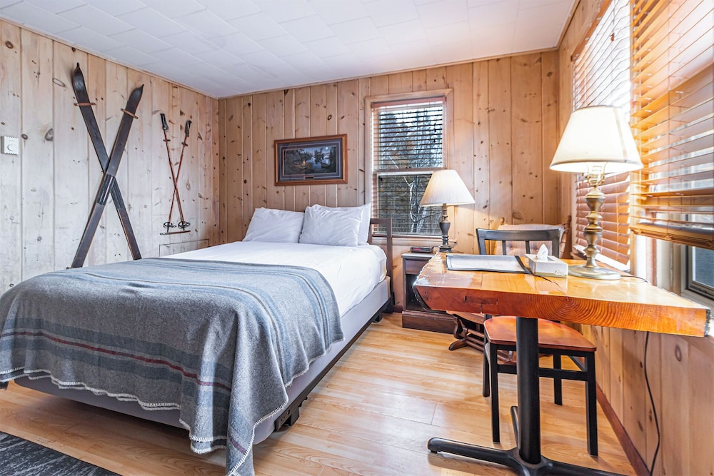 Motel, Queen Bed, Private Bathroom