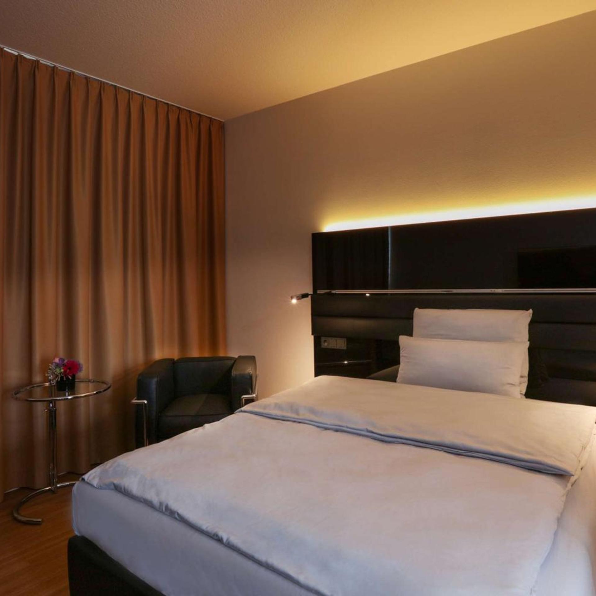 Premium, Queen Bed, Forest View