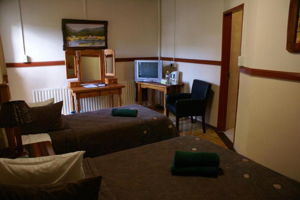 Airport Inn Bed Breakfast And Emerald Guesthouse 18/30