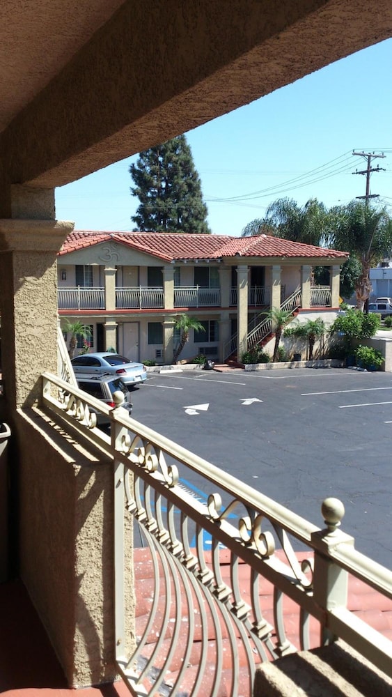 Santa Ana Travel Inn 3/40