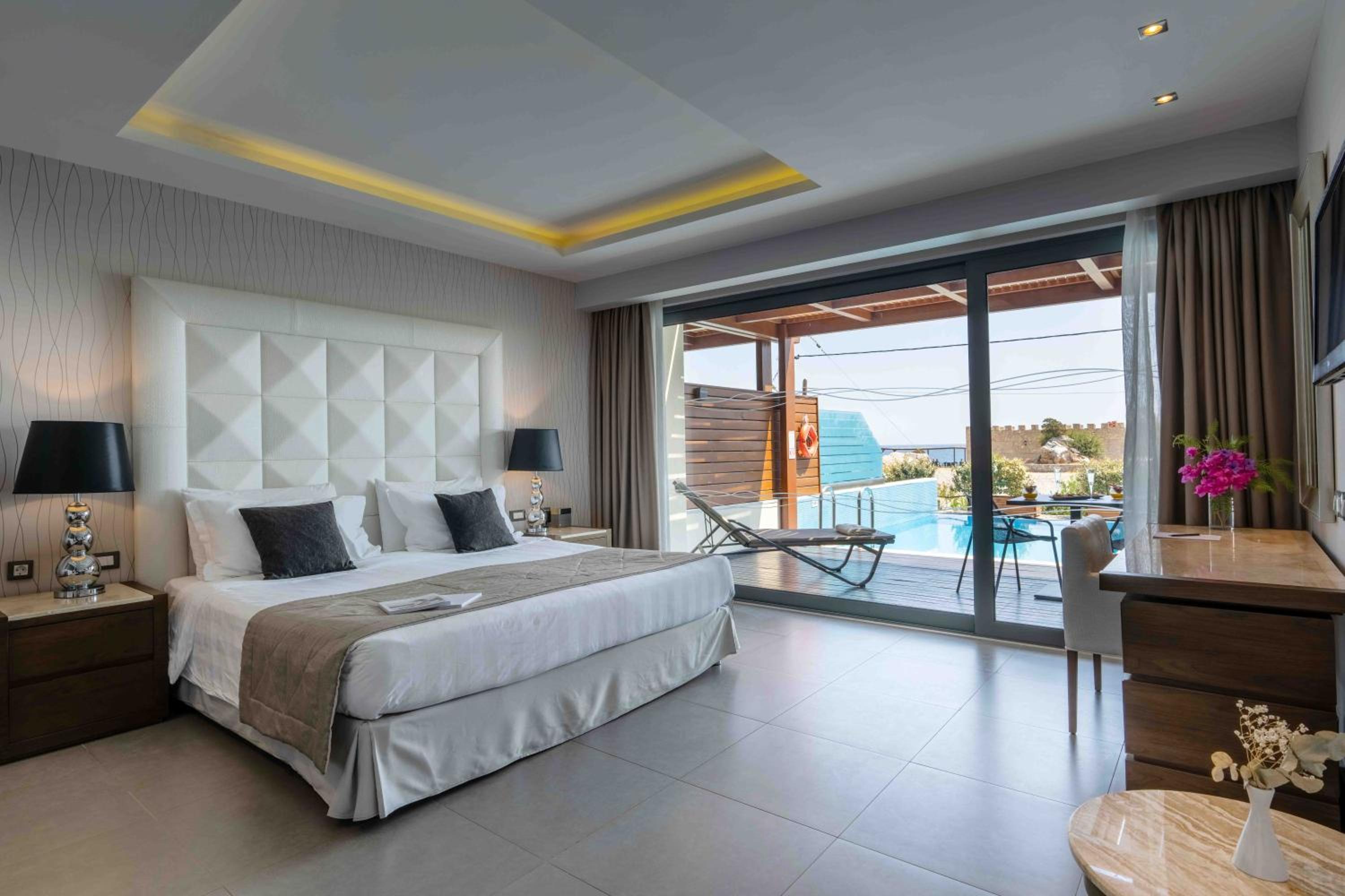 JUNIOR SUITE, SUPERIOR, PARTIAL SEA VIEW, PRIVATE POOL