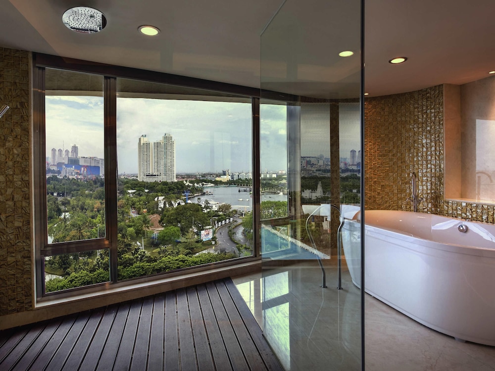 Mercure Convention Center Ancol 32/63
