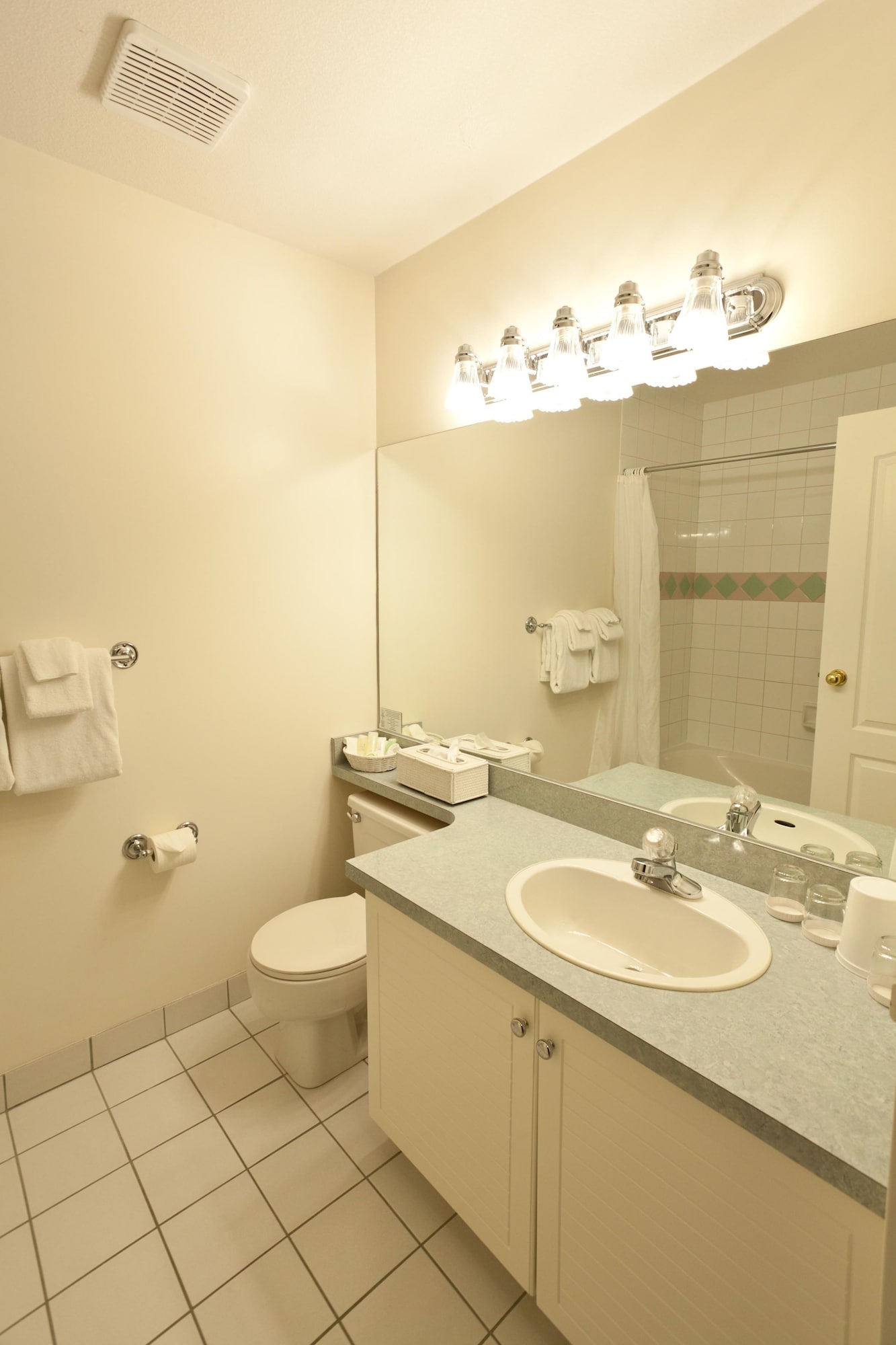 غرفة رومانسية بسرير كينج بإطلالة على النهر، South Thompson Inn 4/5