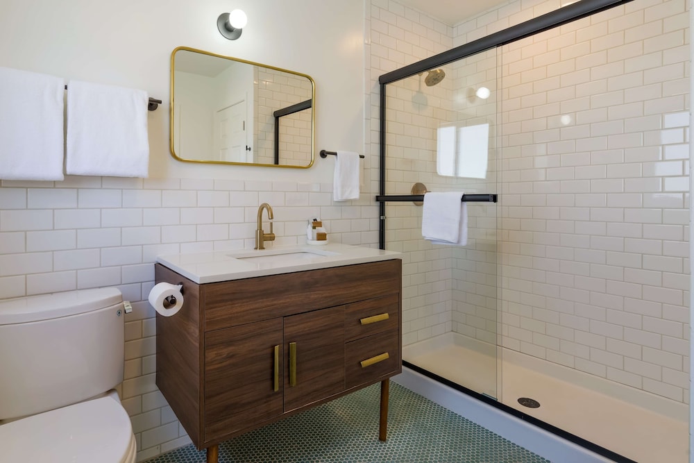 Signature Inn Berkeley Oakland 65/66