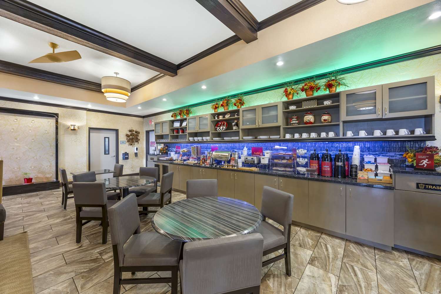 Best Western Plus Emerald Inn & Suites 28/39