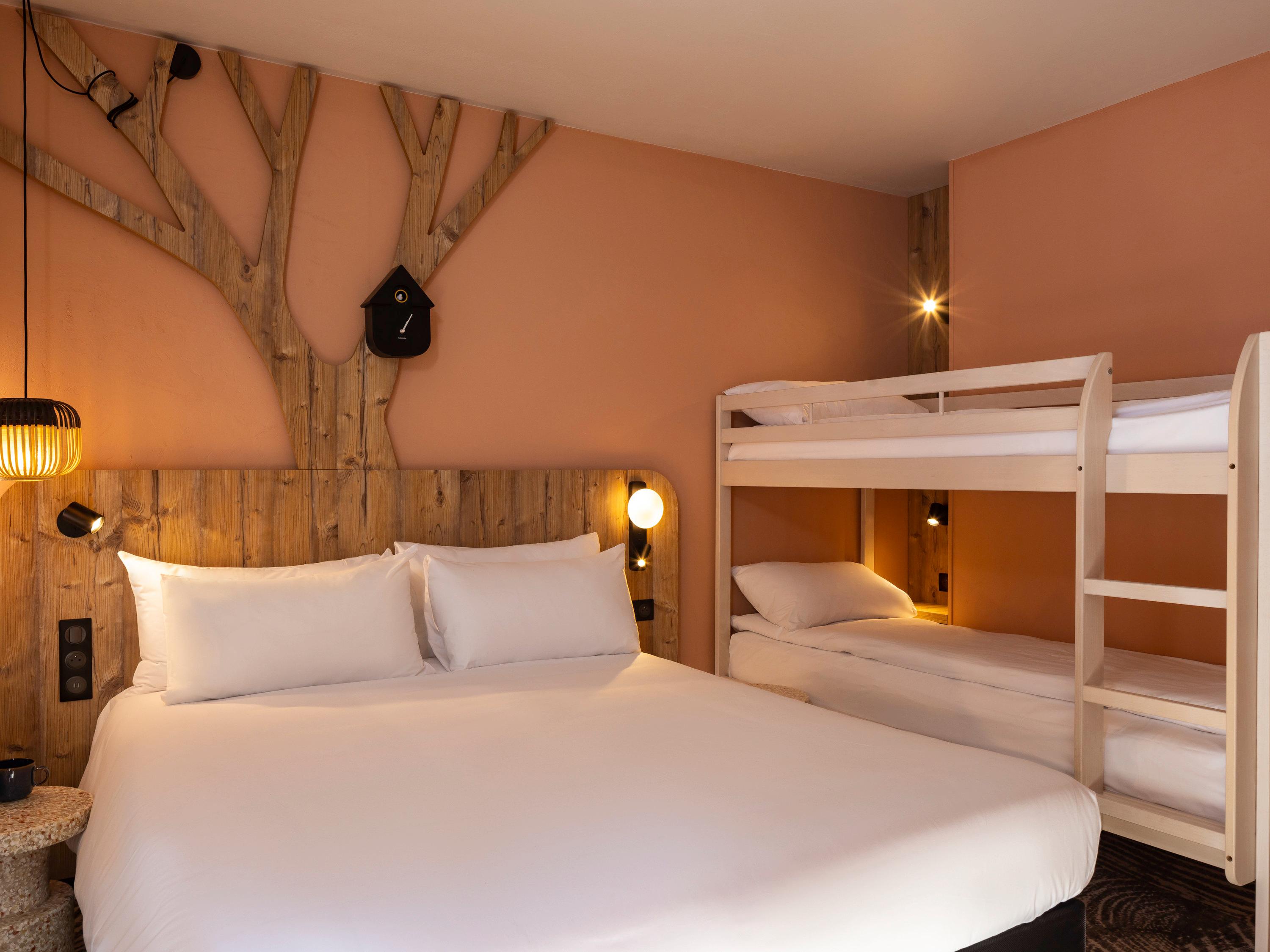 ROOM, DOUBLE BED