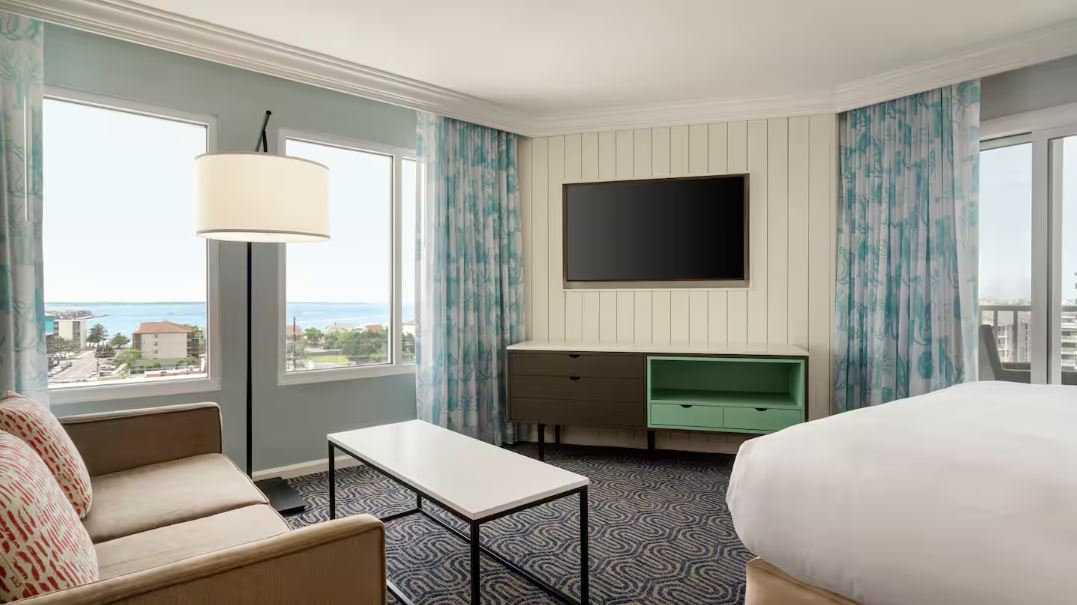 2 BEDROOMS, SUITE, KING BED, 2 QUEEN BEDS, PARTIAL OCEAN VIEW, BALCONY, KITCHEN