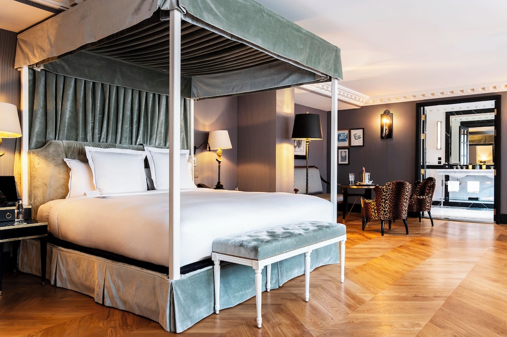 DELUXE, SUITE, KING BED
