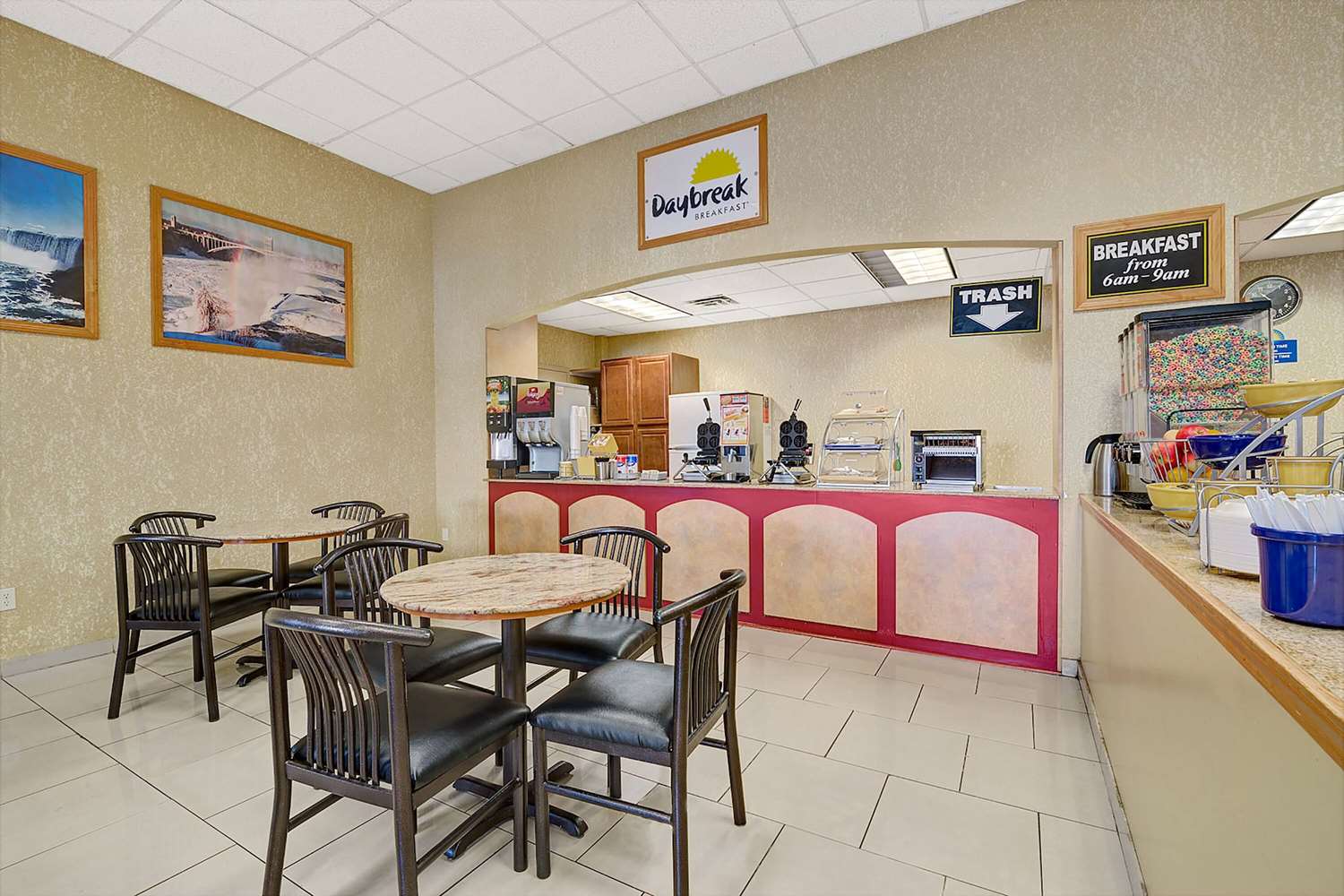 Days Inn and Suites By Wyndham Niagara Falls/Buffalo 28/40