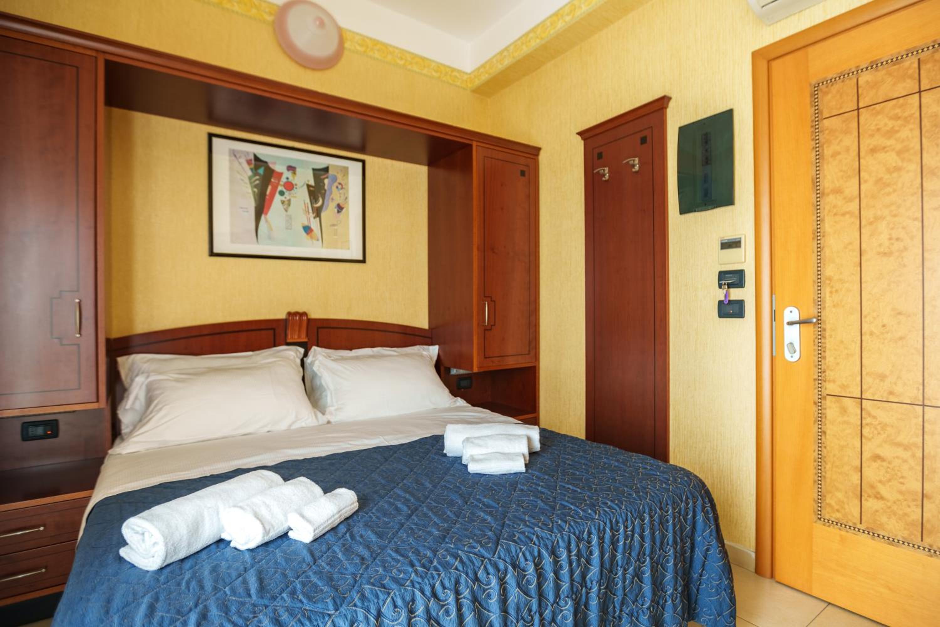 Room, Double Bed, City View