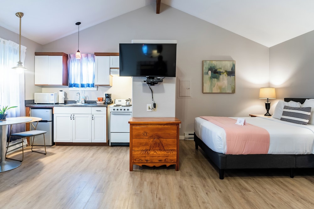 Spa, Queen Bed, Sofa