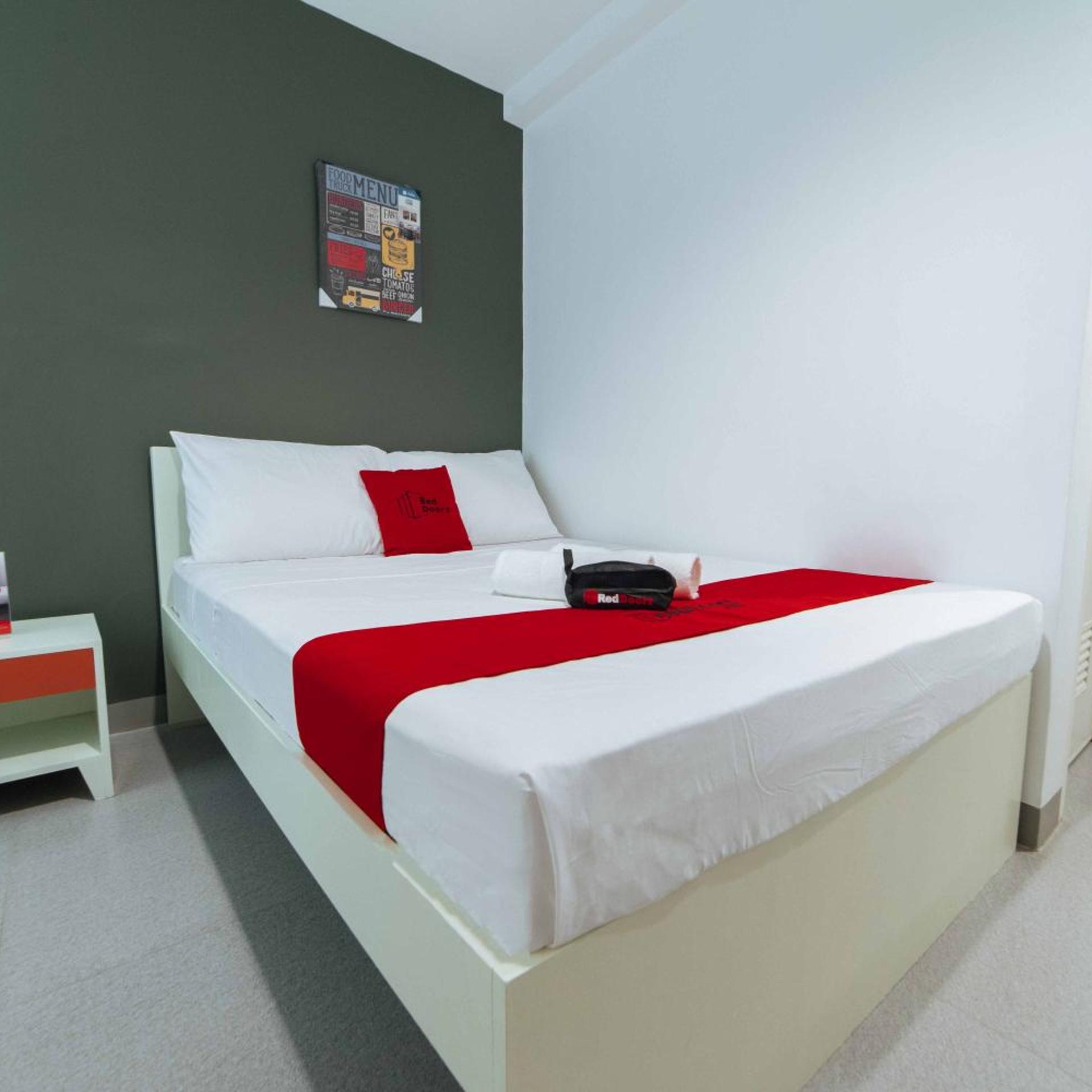 Reddoorz Plus Roxas St. Davao 12/49