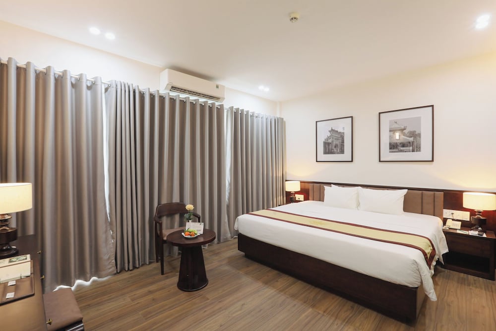 PREMIER, QUEEN BED, GARDEN VIEW