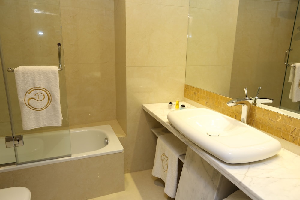 DELORA HOTEL AND SUITES 18/65