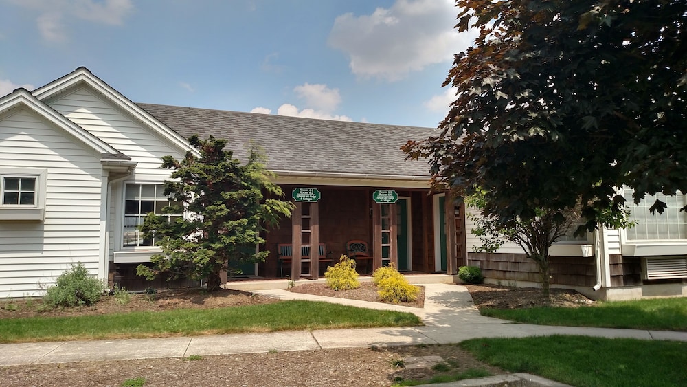Spruce Lane Lodge & Cottages 29/35