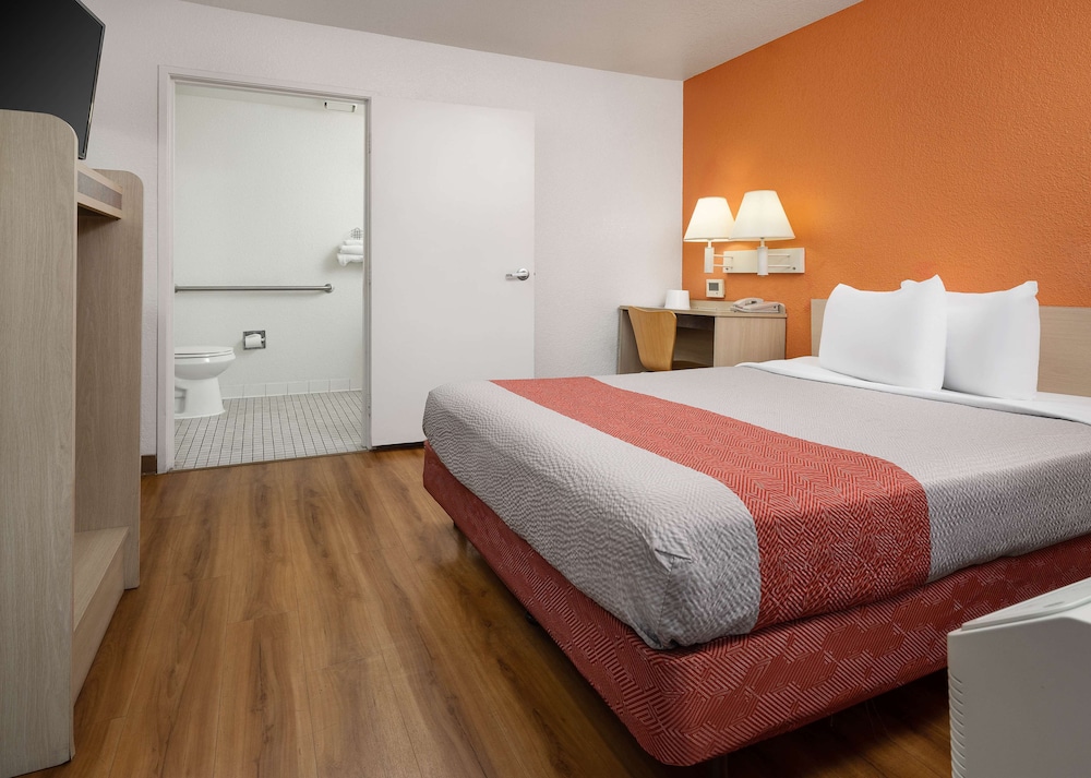غرفة بريميوم بسرير كوين، Motel6 Buena Park, CA - Knotts Berry Farm - Disneyland 2/6