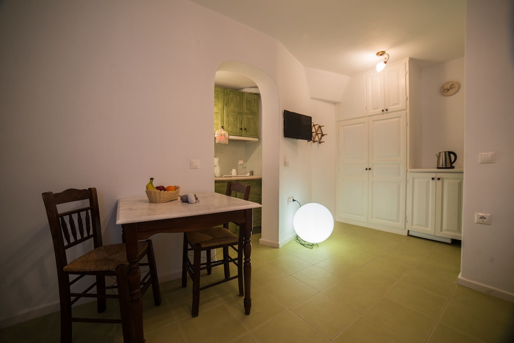 AVANT GARDE SUITES 64/82