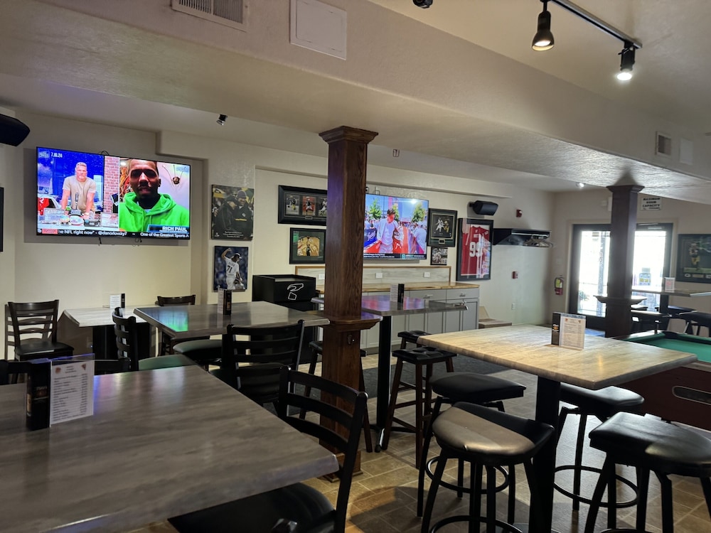 Price Pointe Inn 27/42