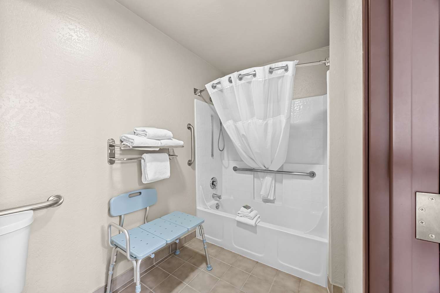 غرفة بسريرين كوين بحوض استحمام لذوي الإعاقة، Best Western Inn At The Rogue 3/3