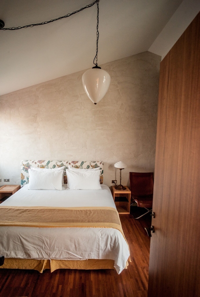 DELUXE, DOUBLE BED