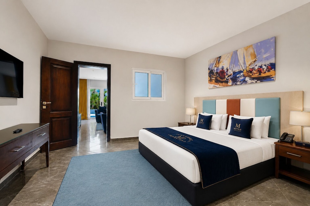 جناح بسرير كوين وسريرين منفصلين بإطلالة على المسبح بشرفة، M Hotels at Porto Marina 2/4